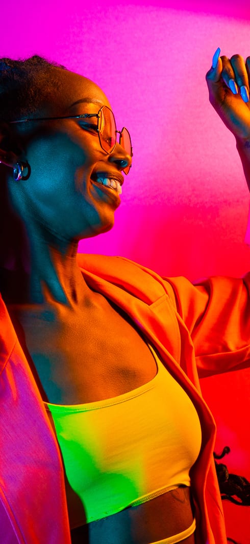 eine junge Frau tanzt und genießt den Augenblick