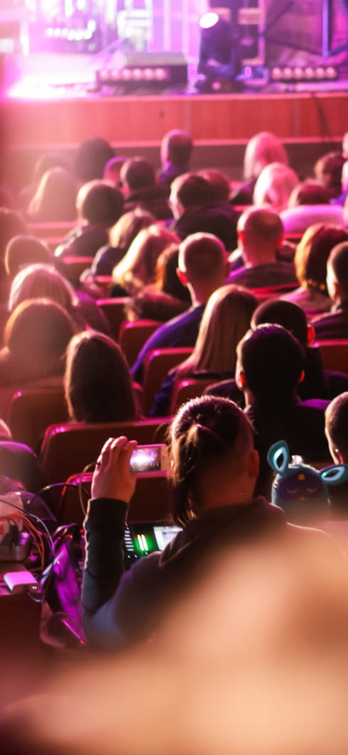 Blick aus dem Publikum eines Theater auf die Bühne