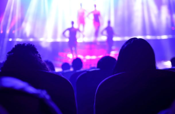 Blick aus dem Publikum auf eine Bühnenshow